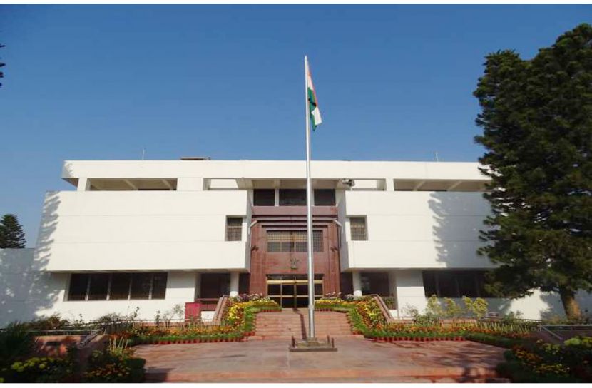 দুই ভারতীয় দূতাবাসকর্মীকে মুক্তি দিল পাকিস্তান